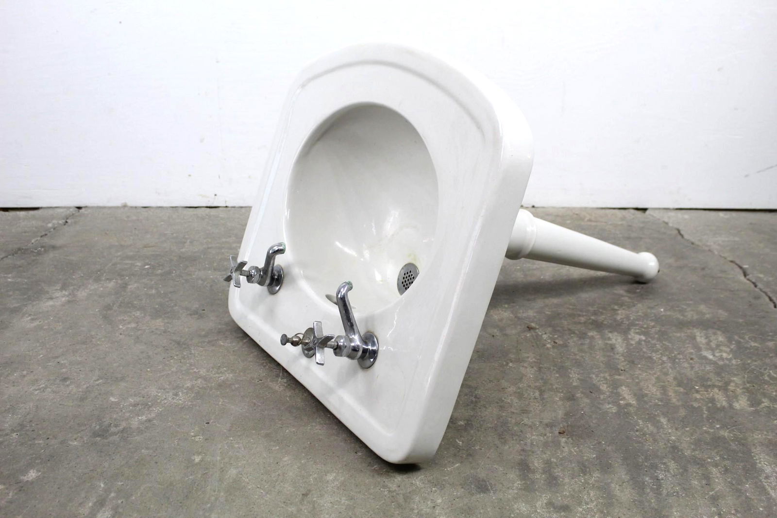 Antique White Peg Leg Pedestal Impervio Bathroom Sink (1 of 8)