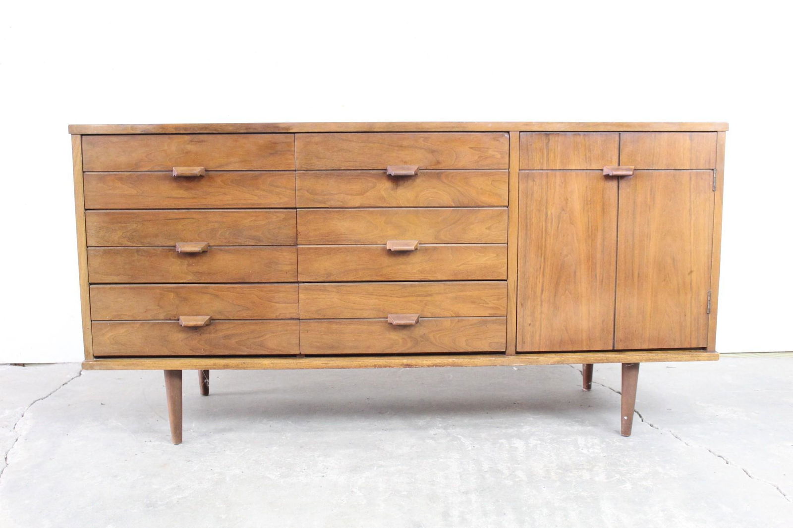 Mid-Century Modern Wood Chest Drawers/Dresser/Credenza: Mid-Century Modern Wood Chest Drawers/Dresser/Credenza. This is a very charming mid-century modern wooden dresser. It has 6 drawers on the left side and 1 cubby with 1 shelf on the right. It has wood