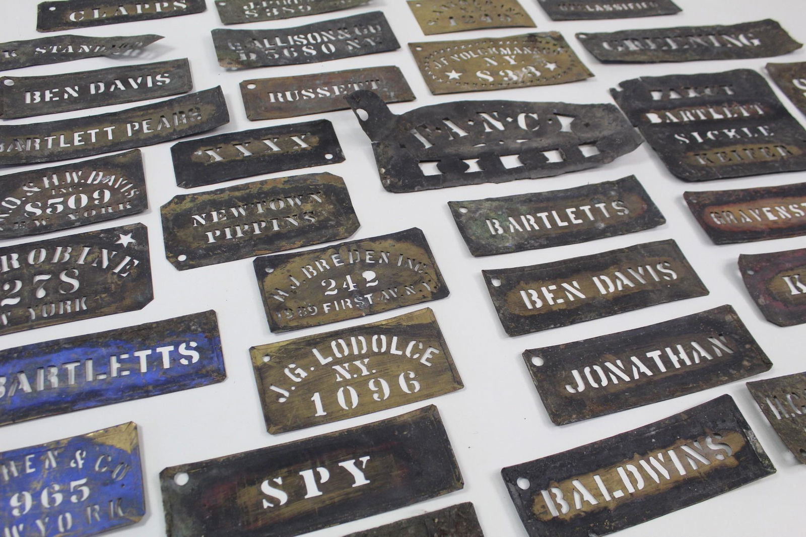 Lot of 38 Metal Farm Crate Stencils, NY Apples & Pears (1 of 18)