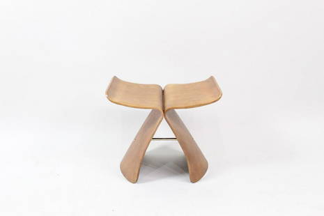 Mid Century Modern Sori Yanagi Plywood Butterfly Stool: Mid Century Modern Sori Yanagi Plywood Butterfly Stool. Beautiful and stoolis made of molded plywood, with Japanese influence clear in its curved lines and simple, exquisite design. A metal bar is on