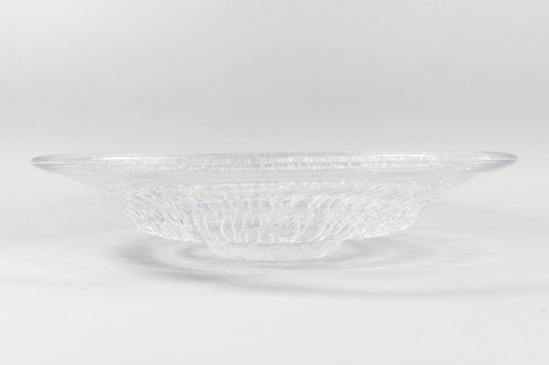 Large Kosta Boda Goran Warff Crackle Glass Bowl: Large Kosta Boda Goran Warff Crackle Glass Bowl. This clear glass bowl has a crackle design to it. Marked on underside.Dimensions are 2.75 in h x 13.5in w x 13.5 in d. Condition is very good. Please c