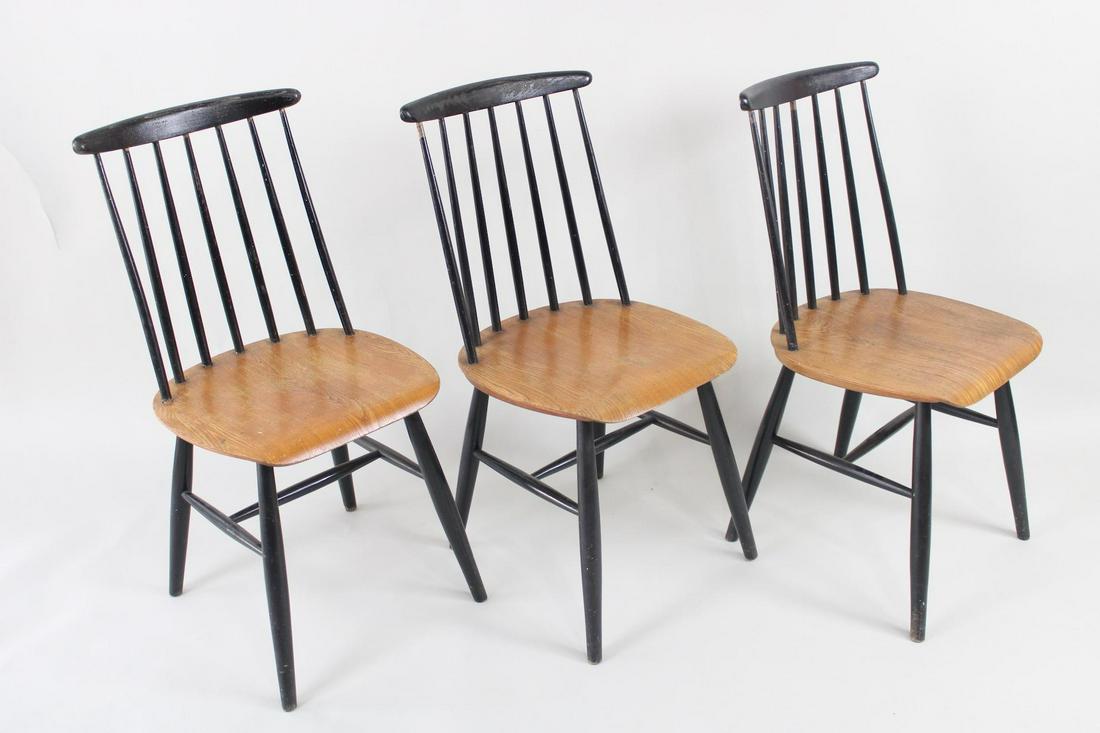 Set of 3 Mid-Century Modern Ilmari Tapiovaara Style Wooden Chairs: Set of 3 Mid-Century Modern Ilmari Tapiovaara Style Wooden Chairs. Wonderful matching chairs have wooden seats, with ebonized wood legs and backs. Dimensions are 23.5 in h x 16.5 in w x 16.5 in d. Con