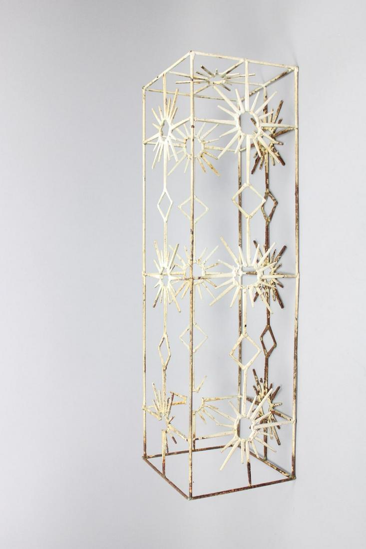 Mid Century Modern Brutalist Starburst Sculpture: Mid Century Modern Brutalist Starburst Sculpture. This is made of metal, with lots of nails (nail art). Great white paint patina. Dimensions are 28.5 in h x 8.25 in w x 8.25 in d. Condition is good. W