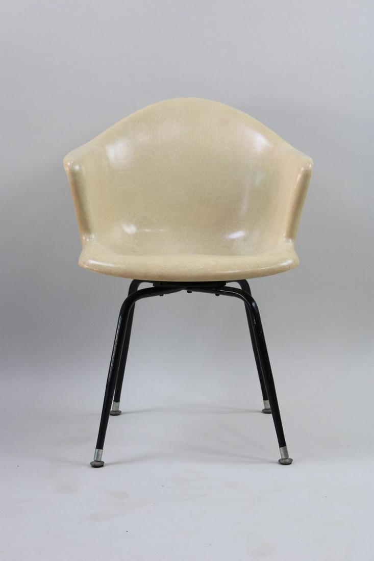 Mid-Century Modern Fiberglass Shell Swivel Chair, Chromcraft: Mid-Century Cream Fiberglass Shell Swivel Chair, Chromcraft. Nice fiberglass shell chair, attibuted to Chromcraft. Dimensions are 32.75 in h x 23.5 in w x 21.5 d, with an 18 inch seat rise. Condition