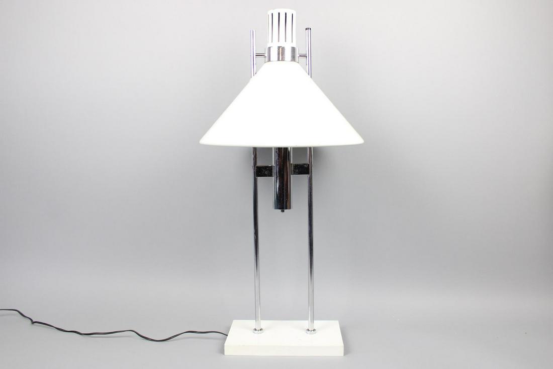 Mid Century Modern Robert Sonneman Space Age Lamp: Mid Century Modern Robert Sonneman Space Age Lamp. This lamp has a dent on the upper part of the shade area. It is attributed to Robert Sonneman. Dimensions are 28.75 in h x 13.75 in w x 13.75 in d. C