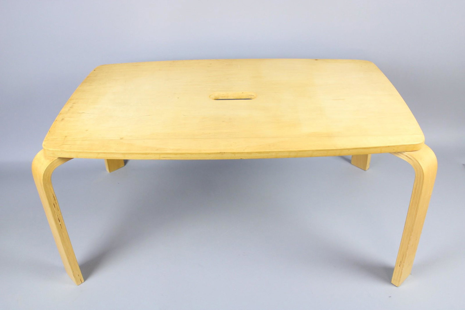 Vintage Ikea Modern Blonde Bentwood Coffee Table: Vintage Ikea Modern Bentwood Coffee Table. Minimalistic table is made of bent blonde plywood, with a cutout carrying handle hole in the center of the top. Not marked. Believed to be Ikea. Dimensions a