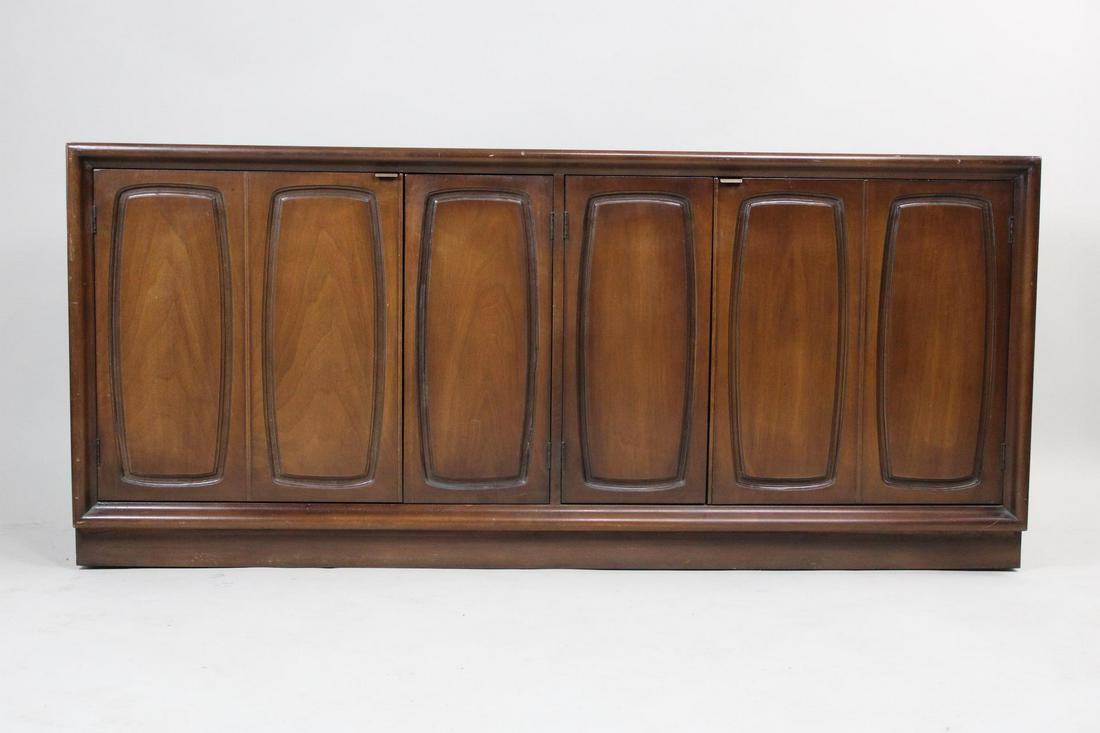 Mid Century Modern Broyhill Emphasis Credenza: Mid Century Modern Broyhill Emphasis Credenza. The interior was lined with checkered paper which will come right up, but then leaves a residue, so shelves might need to be re-lined or refinished. Dime