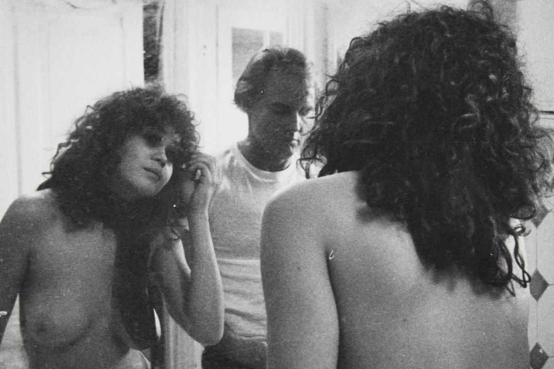 B&W Photograph of Maria Scheider & Marlon Brando, Last Tango in Paris 1972: B&W Photograph of Maria Scheider & Marlon Brando, Last Tango in Paris 1972. Single photo by an unidentified photographer of the actors at a bathroom sink, with Marlon sharpening a razor. Quantity: 1 S