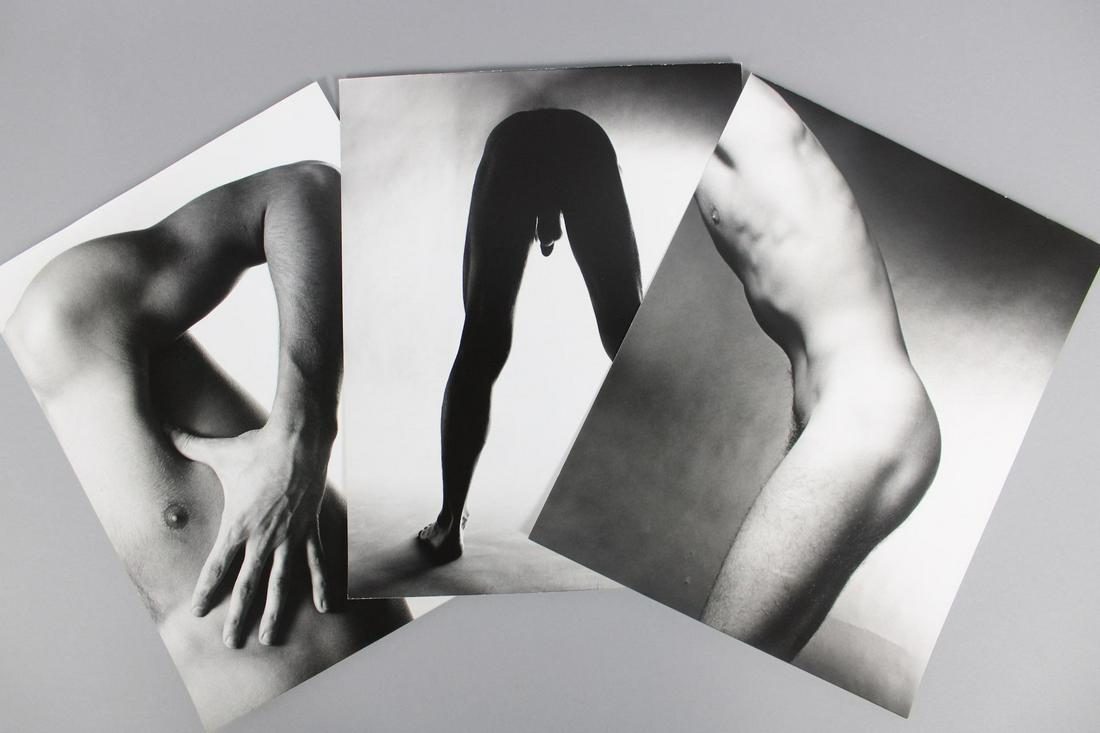 Jack Mitchell Art Photographs; Nude Male Body Parts: Jack Mitchell, American Photographer 1925- 2013. Lot of 3 B&W photos of nude male body parts. This photo is dated 1971. Quantity: 1 Size 14 x 11 in Photographer: Jack Mitchell Condition: (1 to 5) 3 Ja