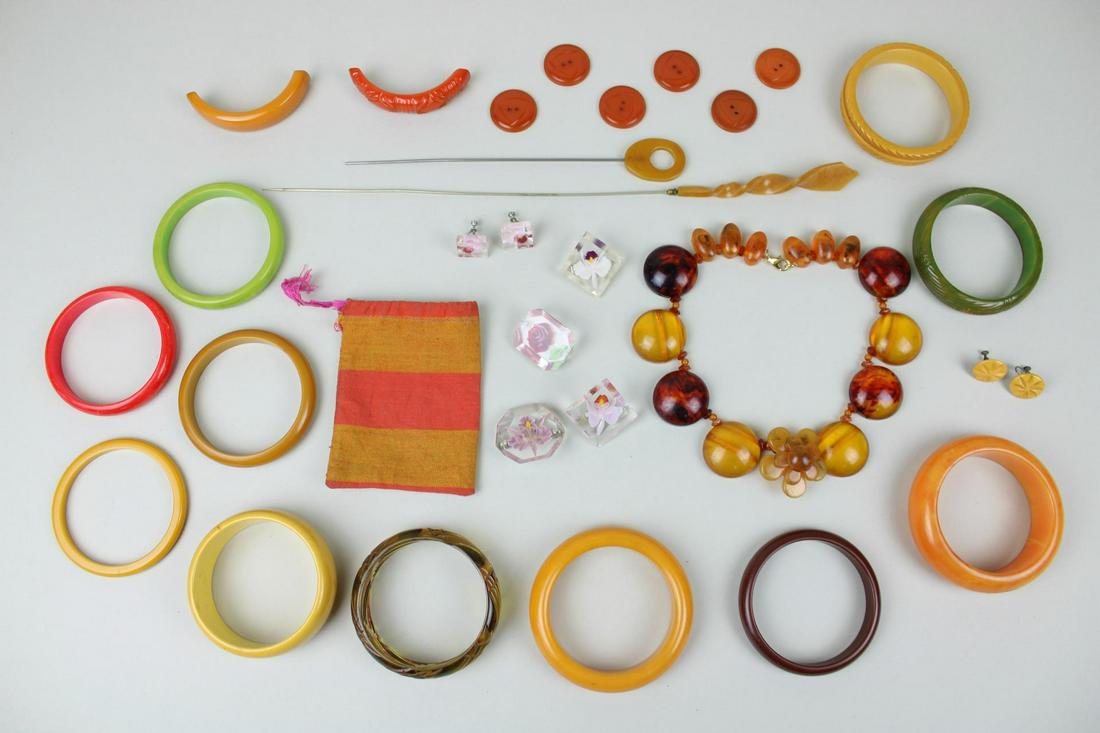 28 Piece Lot Vintage Bakelite & Lucite Costume Jewelry (1 of 11)