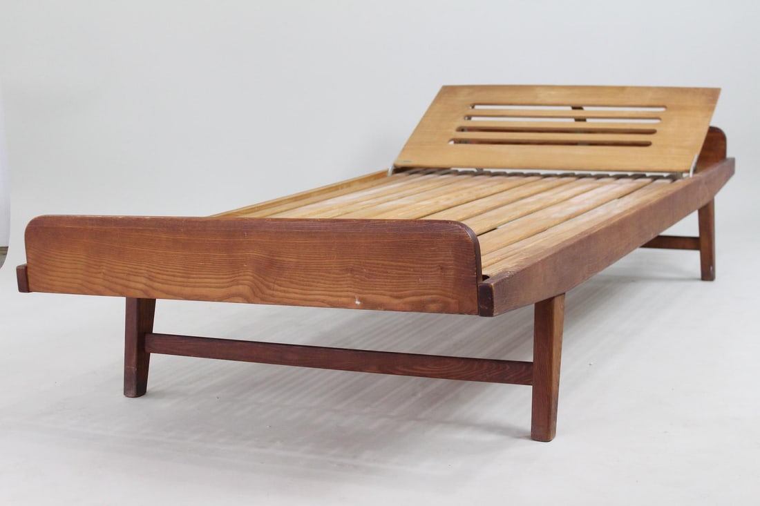 Mid-Century Modern Holma Switzerland Daybed: Mid-Century Modern Holma Switzerland Daybed. This slatted wood frame has a minimalist wooden design with adjustable headrest that can be raised or laid flat. Marked made in Switzerland and Holma. Dime