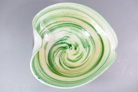 Mid-Century Modern Green Swirled Art Glass Dish, Archimede Seguso: Mid-Century Modern Green Swirled Art Glass Dish, Archimede Seguso. It has the Made in Italy sticker on the bottom. In the style of Seguso. Dimensions are 2.75 in h x 9 in w x 8.75 in d. Condition is v