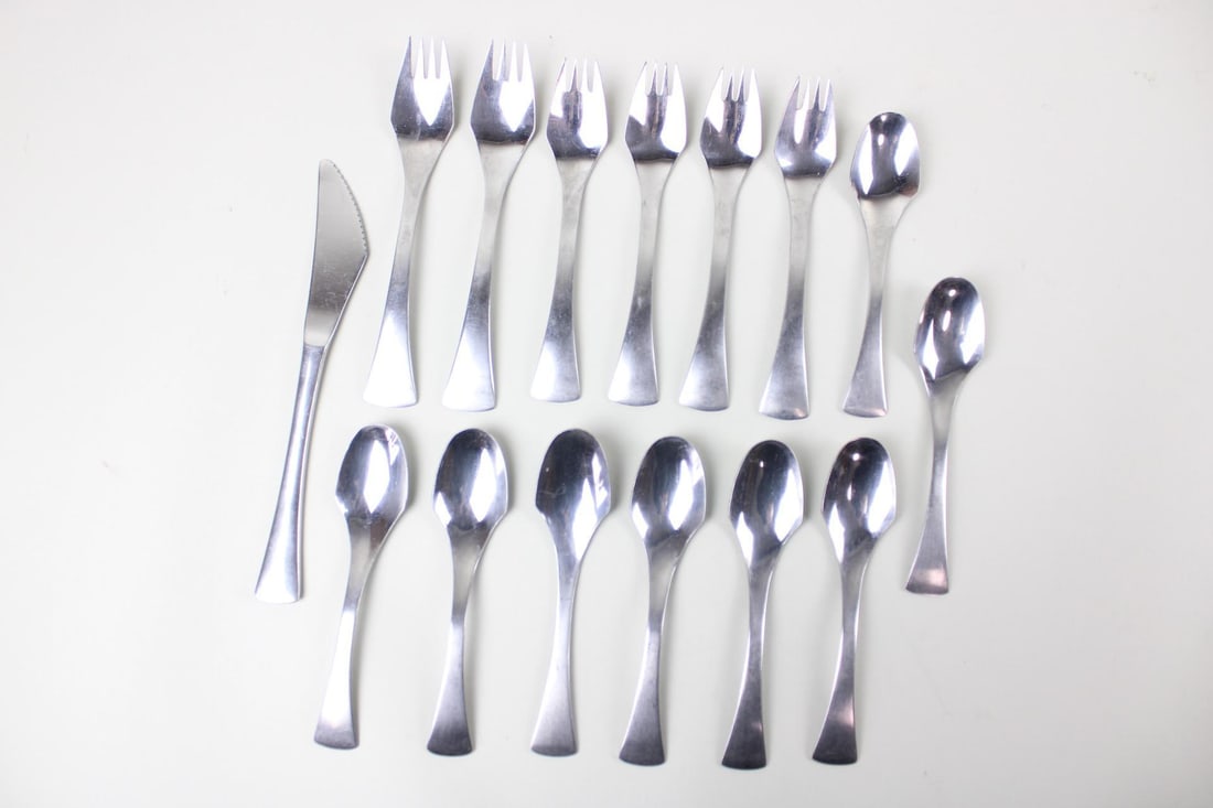 Set of 15 Mid-Century Modern Oxford Hall Flatware Cutlery: Set of 15 Mid-Century Modern Oxford Hall Flatware Cutlery. This is a handsome set of 15 pieces of cutlery. Included is: 6 forks, 8 spoons, and 1 knife. Marked on the side of the utensils is, "Oxford H