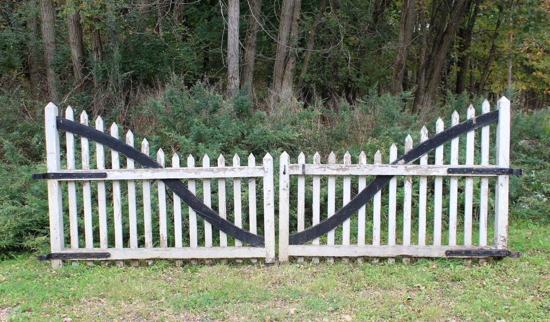 Pair of Black & White Painted Wood Driveway Gates (1 of 13)