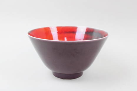 Mid-Century Modern Purple Footed Raymor Italy Bowl, Alvino Bagni: Mid-Century Modern Purple Footed Raymor Italy Bowl, Alvino Bagni. This wide serving bowl is glazed in an eggplant purple on the outside and an atomic red on the inside, with a short base at the tapere