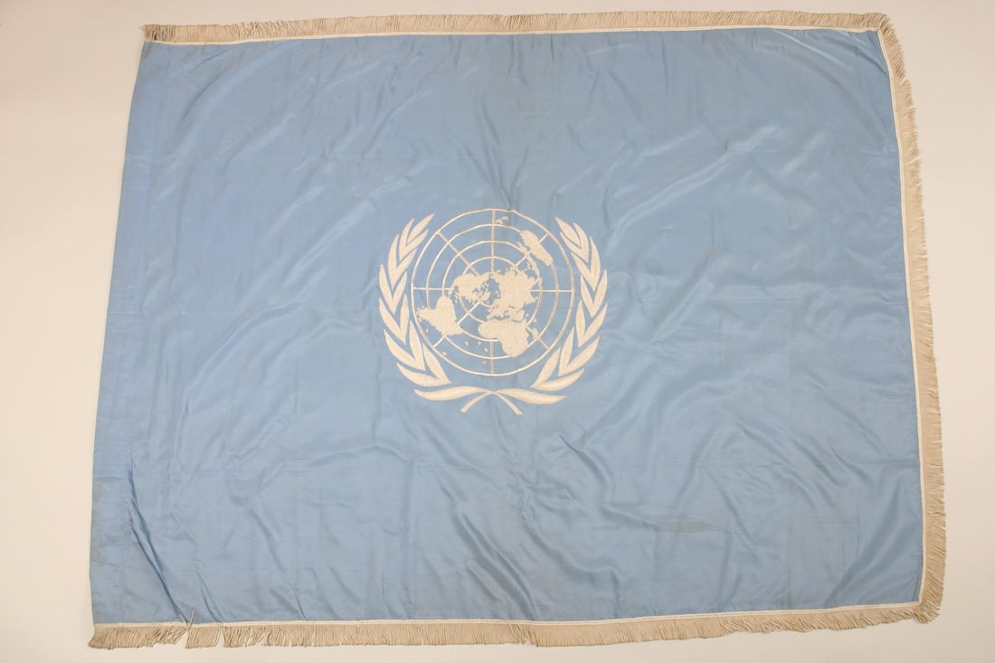 Large Silk United Nations UN Banner Flag (1 of 9)