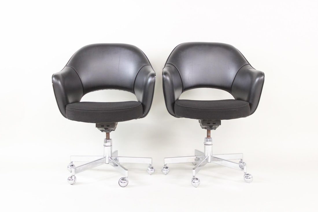 Pair of Saarinen Executive Office Chairs on Casters, Knoll (1 of 8)