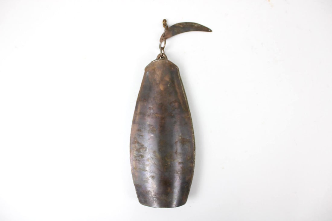 Richard Fisher Brutalist Bronze Wind Bell, Chime: Richard Fisher Brutalist Bronze Wind Bell. Single welded bronze bell is marked by the Maine bell maker Richard Fisher. Great patina. Dimensions are 15.75 in h x 4.75 in w x 1.5 in d. Condition is good