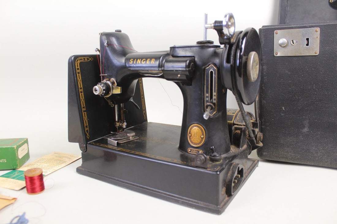American Singer Featherweight Model 221 Sewing Machine with Case (1 of 10)