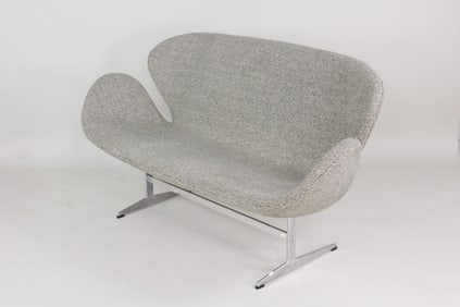 Space Age Arne Jacobsen "Swan" Loveseat Sofa for Fritz Hansen