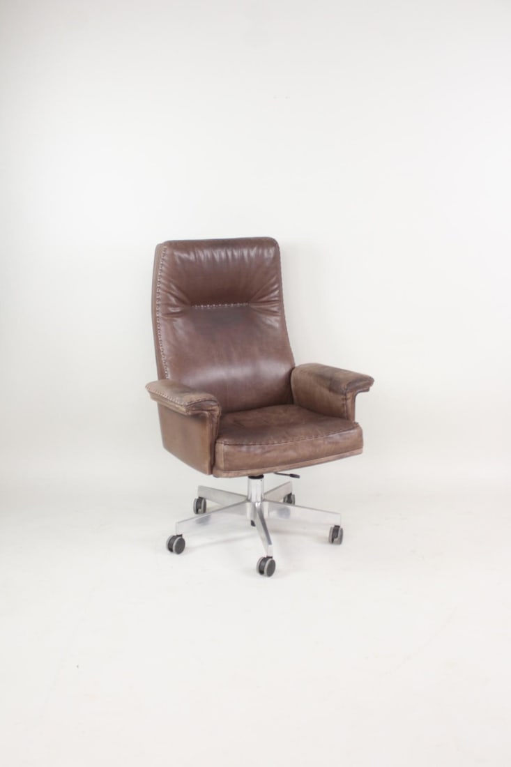 Swiss De Sede Leather DS 35 Executive Office Chair: Swiss De Sede Leather DS 35 Executive Office Chair. This mid century modern office chair has a southwestern vibe to it with the laced edge leather. Dimensions are 43 in h x 31.5 in w x 27.5 in d. Cond