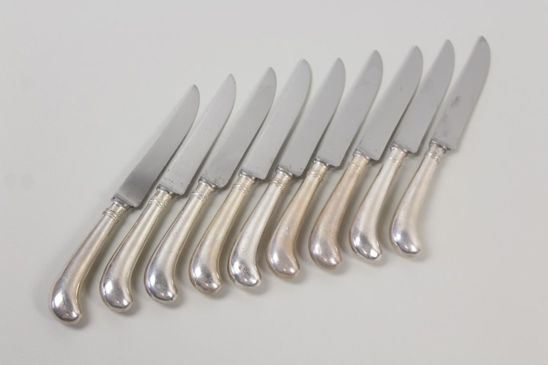 Set of 9 Viner's of Sheffield Pistol Grip Dinner Knives: Set of 9 Viner's of Sheffield Pistol Grip Dinner Knives. Matching set with stainless blades and silver pistol grip handles. Marked Viner's of Sheffield/ Stainless/ England. Dimensions are 8.5 in h x 1