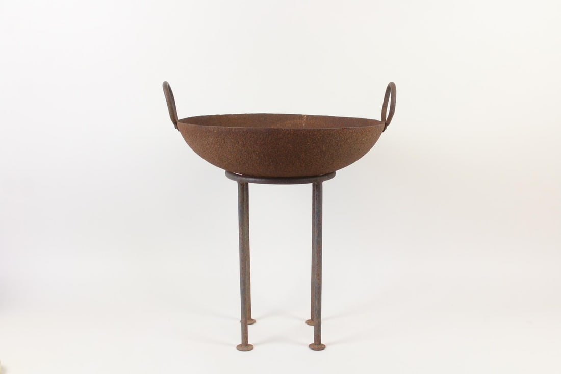 Minimalist Iron Fire Pit on Stand (1 of 7)
