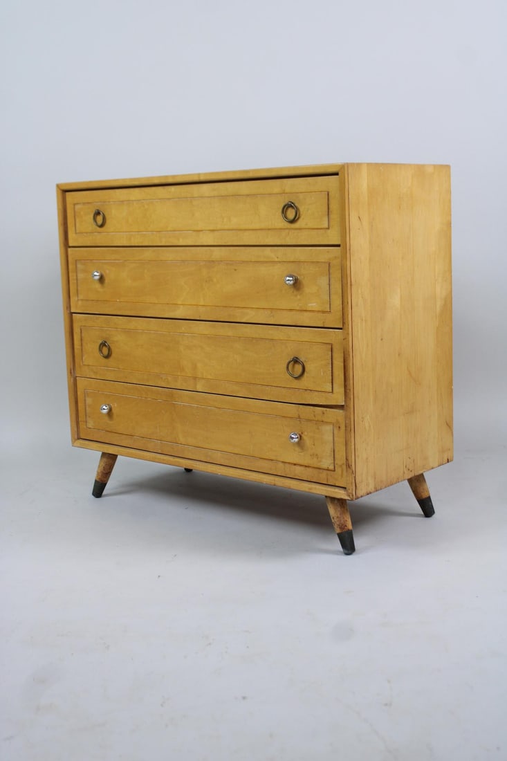 Mid Century Modern Dresser, Hollywood Regency: Mid Century Modern Dresser, Hollywood Regency. Bold Mid Century lines give this piece a ton of personality and with the right amount of love this will surely shine again. Oddly has 4 of 8 drawer pulls