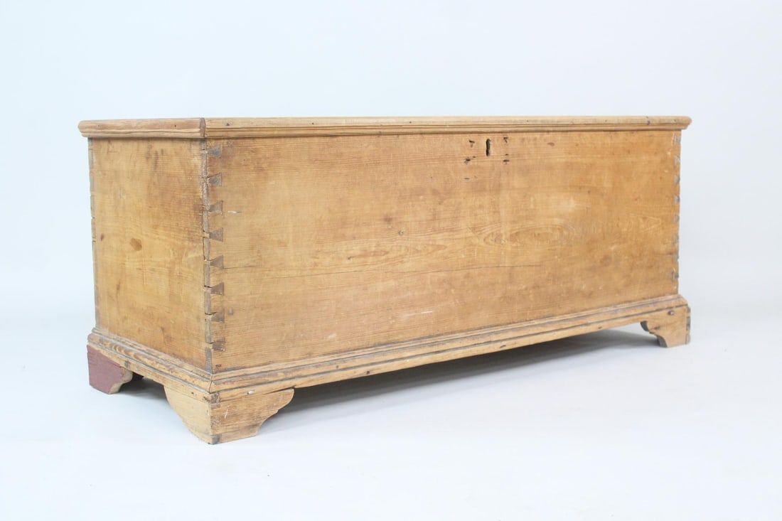 Scrubbed Pine Wood Blanket Chest (1 of 15)