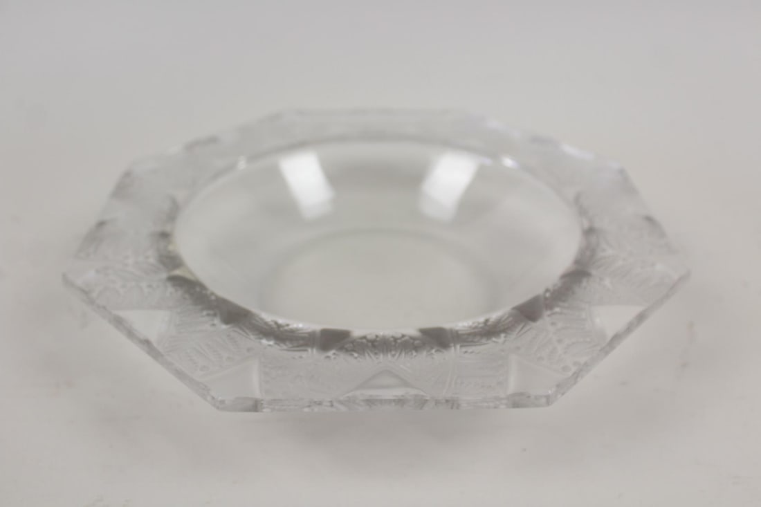 French Art Deco Chantilly Lalique Art Glass Bowl: French Art Deco Chantilly Lalique Art Glass Centerpiece Bowl. Elegant, octagonal molded centerpiece bowl with fern design etched along rim. Lalique France etched by hand onto the bottom. Dimensions ar