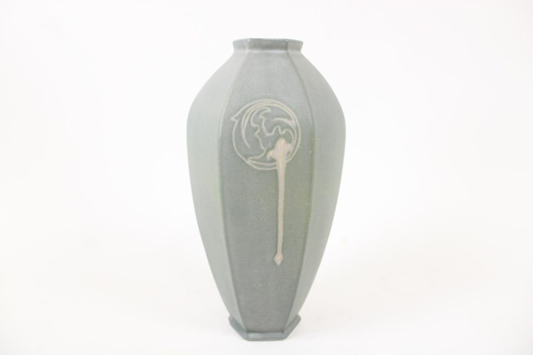 Roseville Rosecraft Hexagon Green Pottery Vase: Arts & Crafts Roseville Rosecraft Hexagon Green Pottery Vase. Signed on underside. Dimensions are 10.5 in h x 5.5 in w x 5.5 in d. Condition is good with minor wear. Please call or email for a detaile