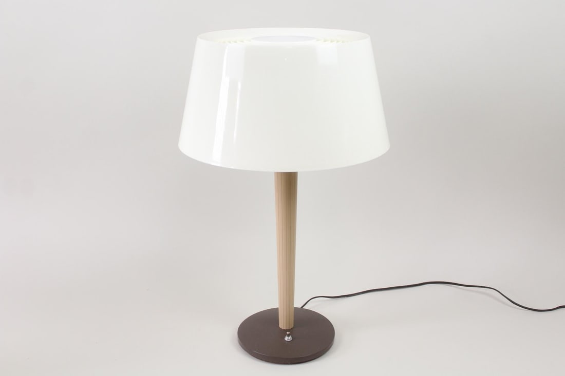 Gerald Thurston for Lightolier Plastic Table Lamp: Mid-Century Modern Gerald Thurston for Lightolier Plastic Table Lamp. Lamp made of molded plastic with tan stem and off-white shade. Lightolier label on underside and on shade. Dimensions are 22.25 in