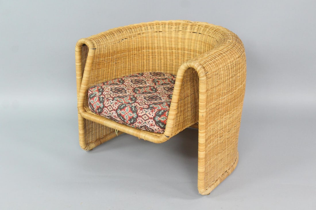 Sculptural Wicker & Metal Lounge Chair, Manner of Eero Aarnio: Mid-century Modern Sculptural Wicker Rattan & Metal Lounge Chair, Manner of Eero Aarnio. Chair has a metal frame covered in wicker, creating a great sculptural form, with cushioned seat. Dimensions ar