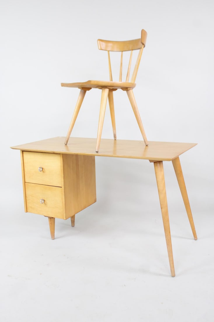 Paul McCobb Planner Group Desk and Chair: Paul McCobb Mid-Century Modern Planner Group Desk and Chair. Matching blonde wood desk and chair, by Paul McCobb for the Winchendon Furniture Company. With Winchendon label attached. Dimensions of the
