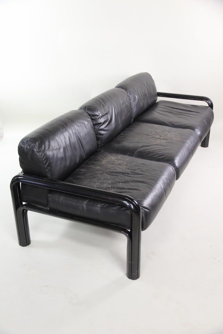Postmodern Gae Aulenti Black Leather 3-Seater Sofa for Knoll: Postmodern Gae Aulenti Leather Loveseat for Knoll. This three seater sofa has black leather upholstered seat cushions on a frame of enameled metal with waterfall armrests on either side. With Knoll ta