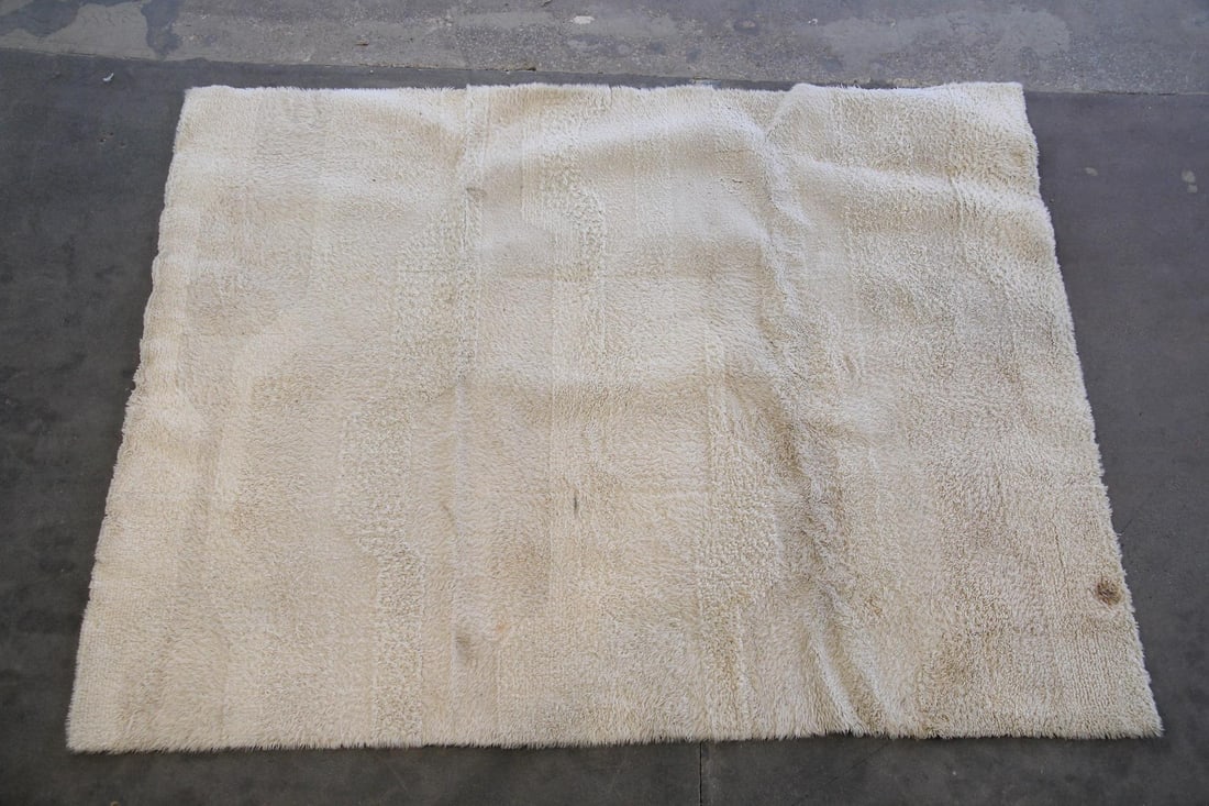 Danish Modern Ege Axminster Wool Shag Rug, 8 x 11 Ft: Danish Modern Ege Axminster Minimalist Wool Shag Rya Rug, 8 x 11 Ft. A cream shag rug made of plush wool with a subtle pattern. Labeled to the corner,Made in Denmark, Ege Axminster, Top of the Line. D