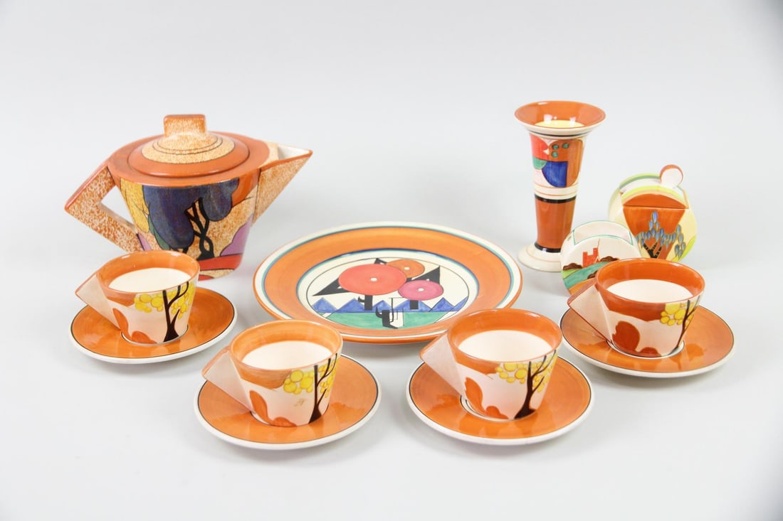 Clarice Cliff "Bizarre" Pattern Tea Set, Metropolitan Museum of Art: 13 Pc Clarice Cliff "Bizarre" Pattern Tea Set, Metropolitan Museum of Art. 1993 commemorative set produced for the Metropolitan Museum of Art to mark the 100th anniversary of Clarice Cliff's birth,