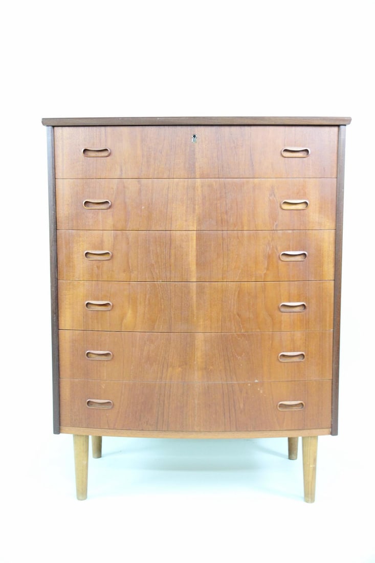 Danish Modern Curved Front High Boy Teak Dresser: Danish Mid-Century Modern Curved Front High Boy Teak Dresser. Six drawer teak chest of drawers, with nice sculpted teak drawer pulls and a curved front. Dimensions are 42 in h x 32 in w x 18 in d.