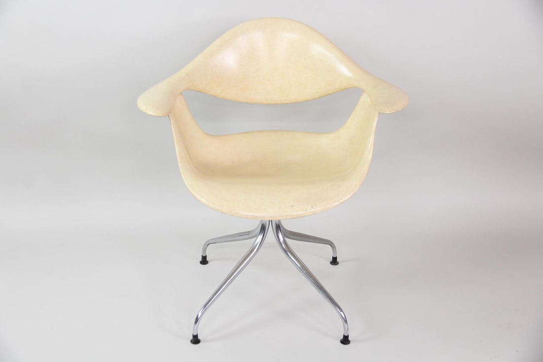 George Nelson for Herman Miller DAF Swagged Leg Chair, Zeeland: Mid-Century Modern George Nelson for Herman Miller DAF Swagged Leg Chair, Zeeland. Iconic chair has a distinct sculptural form with a flowing cream colored shell that separates to create a seat and a