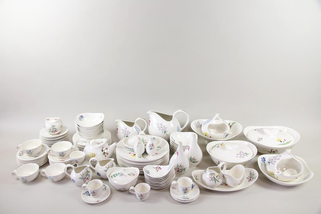 Huge 89-Pc Lot of Eva Zeisel Hallcraft Porcelain Dishware, Bouquet Floral: Huge 89-Pc Lot of Mid-Century Modern Eva Zeisel Porcelain, Bouquet Floral. This is a large lot of porcelain dinnerware and serveware designed by Eva Zeisel for Hallcraft, in the "Bouquet" floral patte