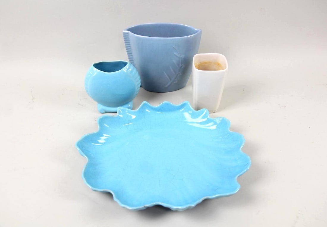 Lot of 4 Catalina Island Pottery, Vases & Leaf Dish: Lot of 4 Mid-Century Modern Catalina Ware Ceramic Vases & Leaf Dish. Collection includes leaf dish and rounded shell vase in turquoise glaze, narrow, ribbed vase in Catalina Blue glaze, and square whi
