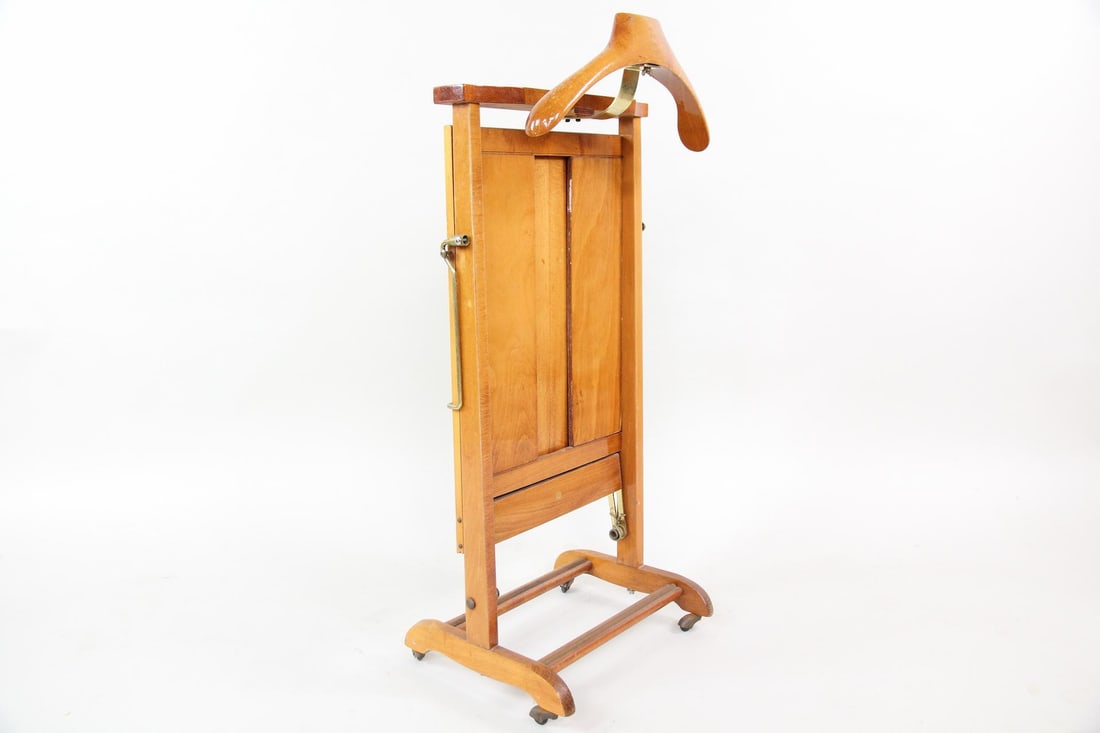 Fratelli Reguitti Gentlemen's Valet with Trouser Press: Mid-Century Modern Fratelli Reguitti Gentlemen's Valet with Trouser Press. Made in Italy, wooden valet clothing stand has a hanger as well as trouser press. Marked FR Made in Italy.Dimensions are 39.2