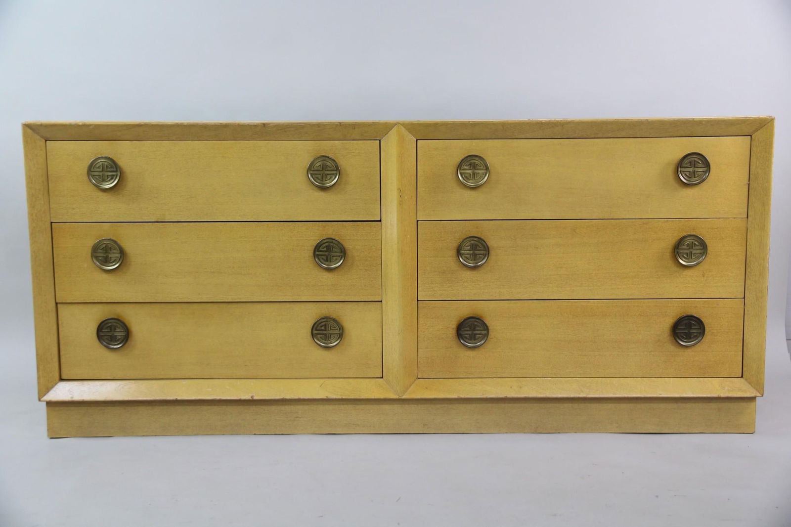 Lowboy Dresser Credenza, Chinoisserie Pulls: Mid-Century Modern Blonde Wood Lowboy Credenza Dresser. Six drawer dresser with Asian-inspired brass pulls. Overall structurally sound with cosmetic issues. Dimensions are 31.5 in h x 71.5 in w x