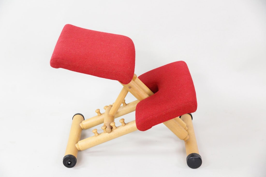 Peter Opsvik Varier Multi Balans Kneeling Chair in Red: Scandinavian Mid-Century Modern Peter Opsvik Varier Multi Balans Kneeling Chair in Red. Ergonomic kneeling chair with a natural beech wood frame and red fabric upholstery. It is a portable,