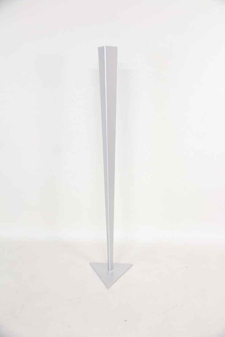 Richard Humann Futuristic Aluminum Floor Vase, Sculpture: Richard Humann Futuristic Aluminum Floor Vase, Sculpture, Artist Made. A tall, towering floor vase or sculpture made of aluminum with sharp geometry, by the neoconceptual artist Richard Humann (Woodst