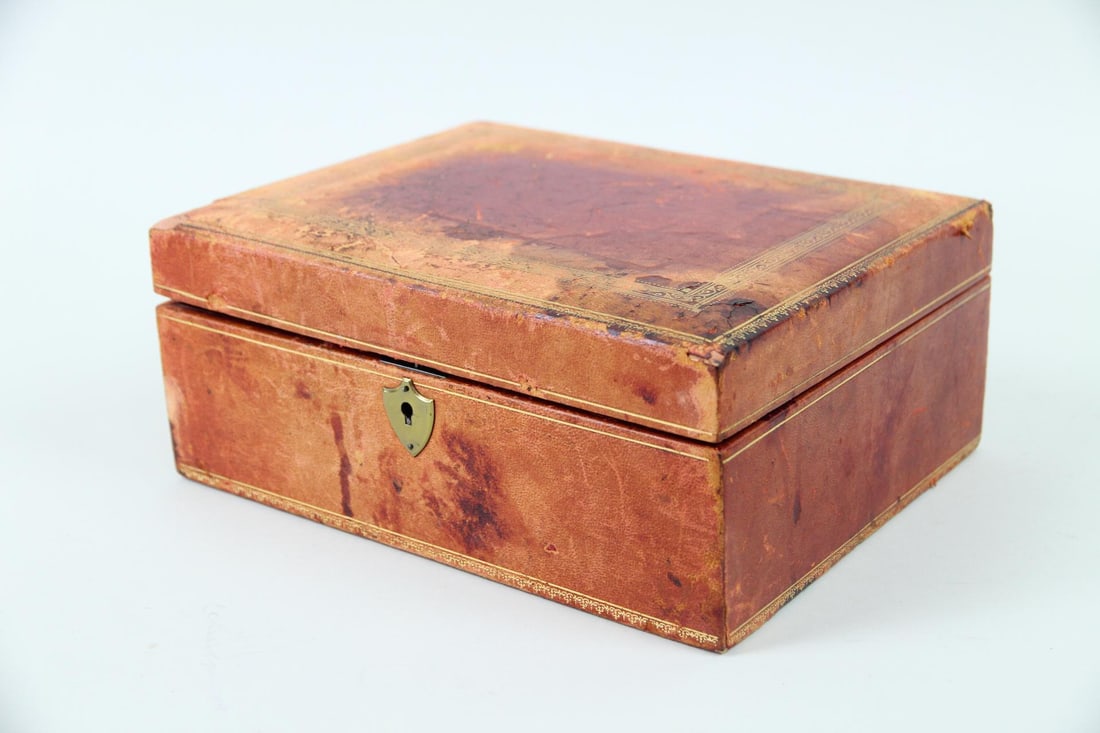 Collection of Bakelite Poker Chips in Leather Box (1 of 13)