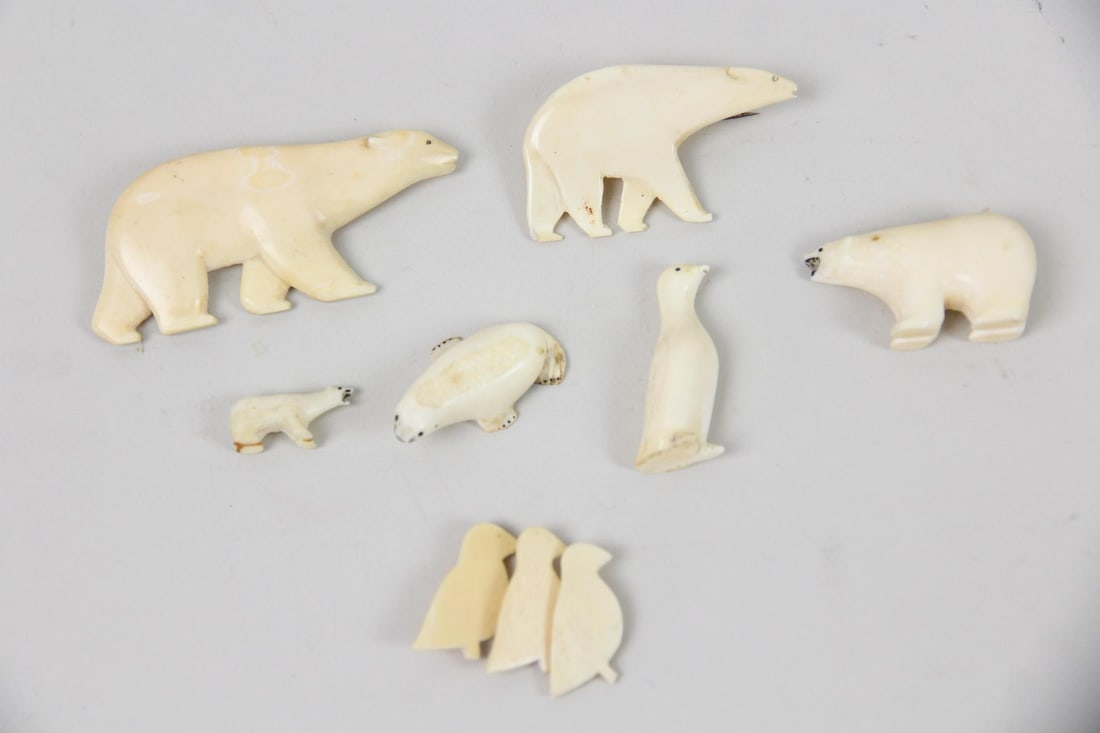 9 Eskimo Carved Animal Figures & Brooches (1 of 13)