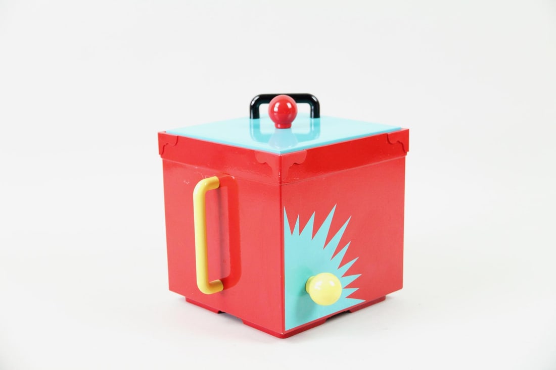 Georges Briard Memphis Ice Bucket: Georges Briard Postmodern Memphis Ice Bucket with Sunburst. A great Memphis design by Georges Briard, this square plastic ice bucket features a vivid turquoise & yellow sunburst on a red ground and
