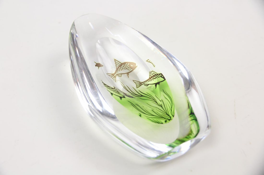 Edward Hald for Orrefors Graal Fish Dish: Edward Hald for Orrefors Graal Glass Fish Dish. Clear glass dish with fish and seaweed motif. Marked Orrefors. Dimensions are 8 in h x 4.5 in w x 2 in d. Condition is very good with minor wear. Please