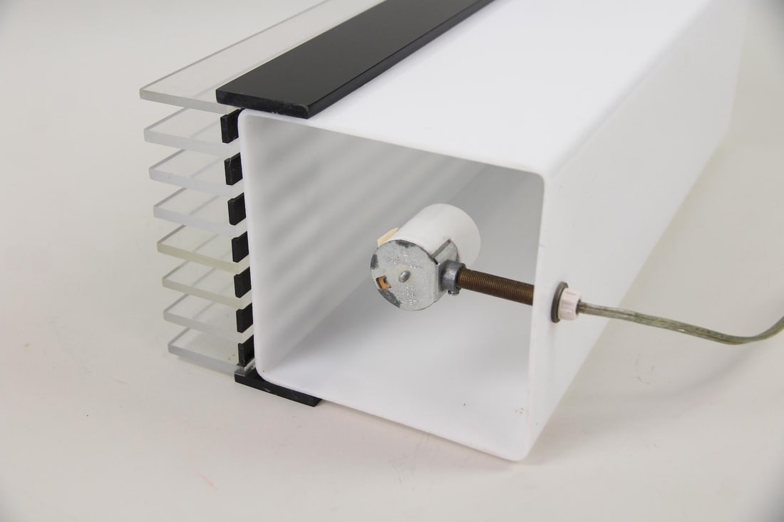 Postmodern Lucite Tower Table Lamp - 11